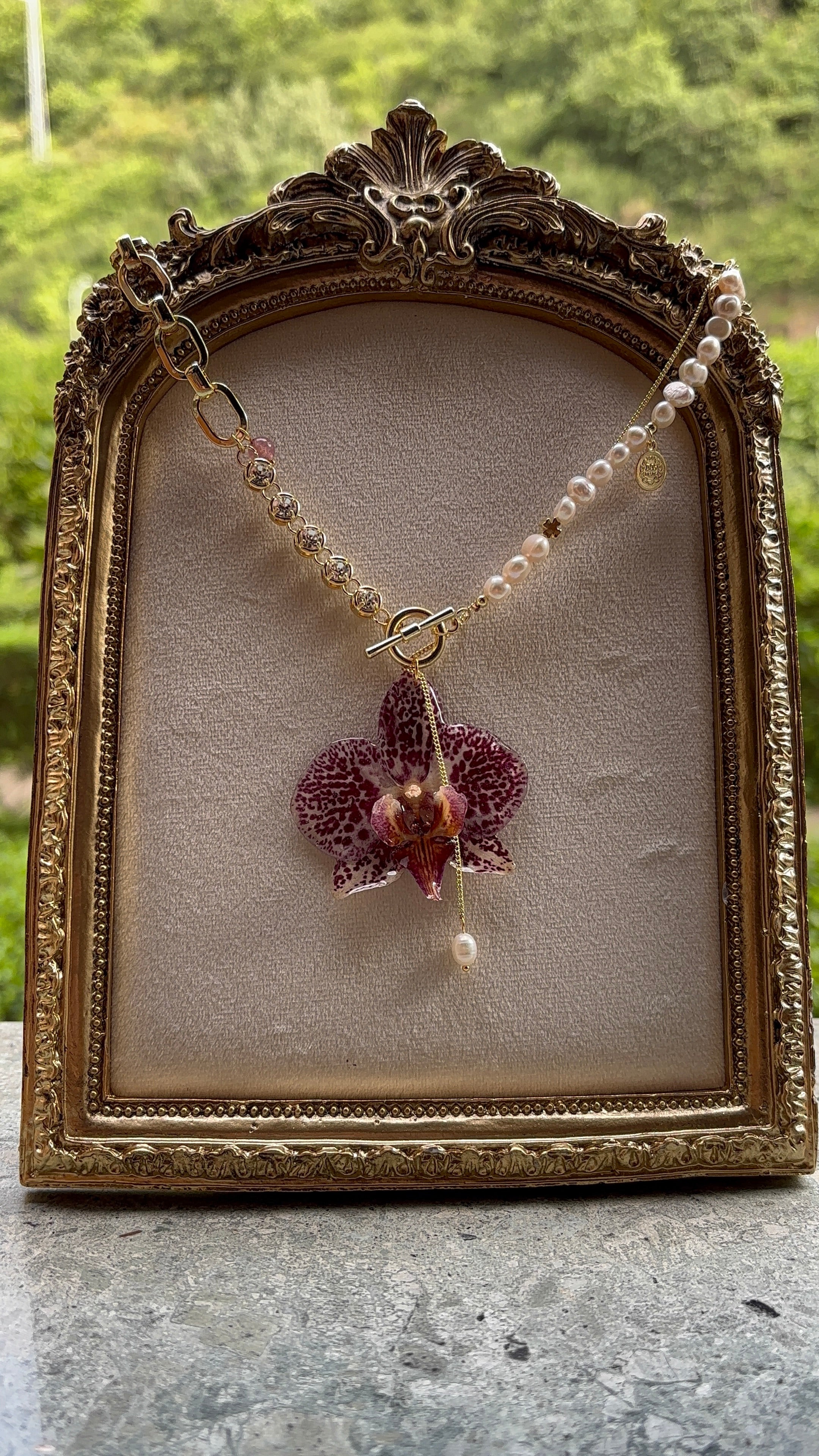 Collar Dorado con Flor Real Orquídea Blanca-Morada| JOYERÍA BOTÁNICA |