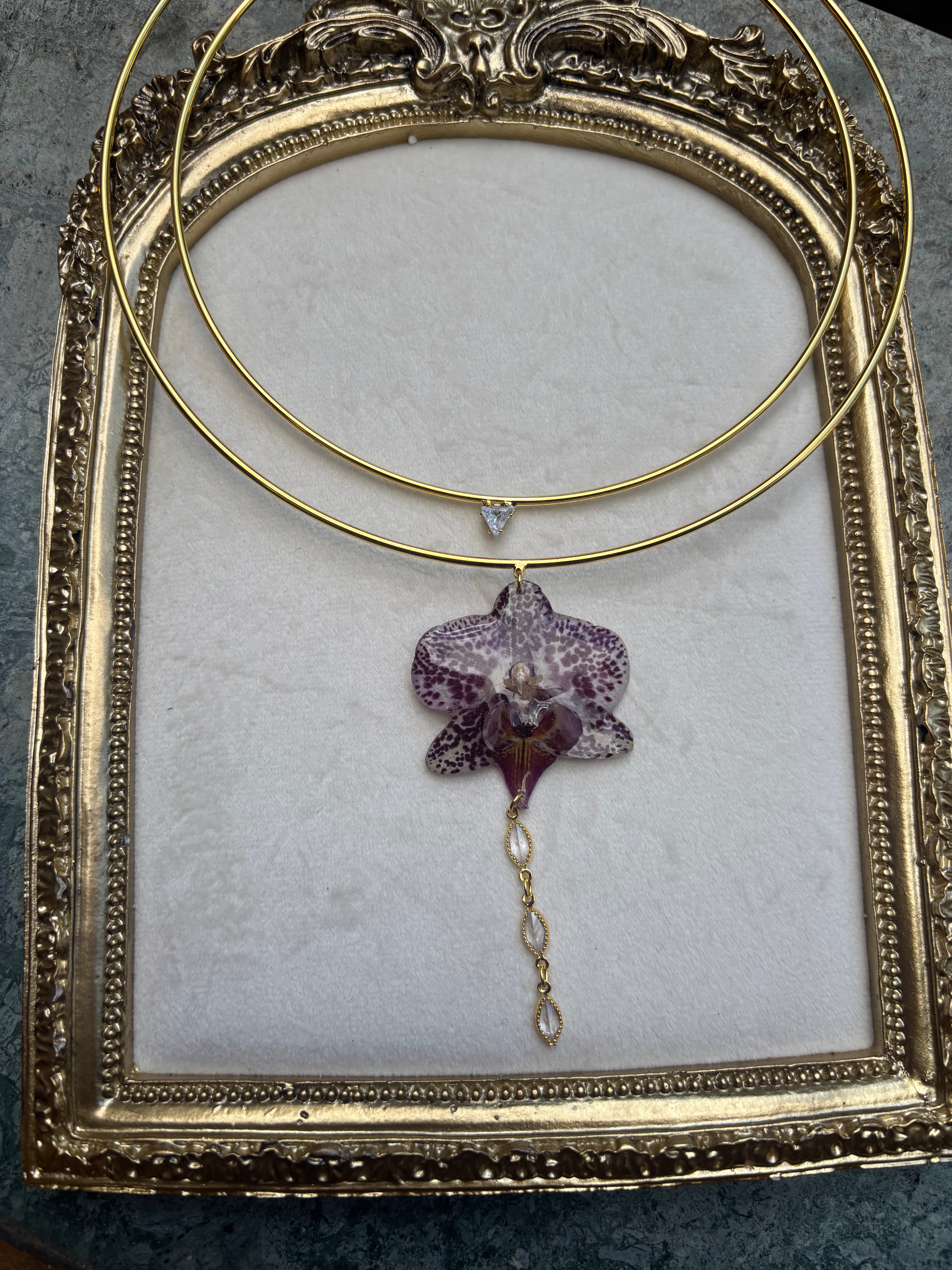 Collar Dorado con Flor Real Orquídea Blanca-Morada| JOYERÍA BOTÁNICA |