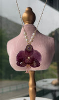 Collar Dorado con Flor Real Orquídea Morada | JOYERÍA BOTÁNICA |