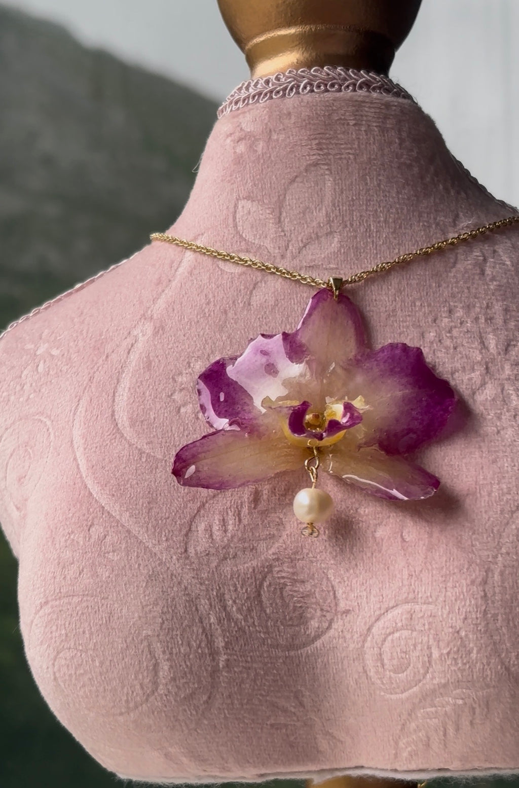 Collar Dorado con Flor Real Orquídea Amarilla-Rosa | JOYERÍA BOTÁNICA |